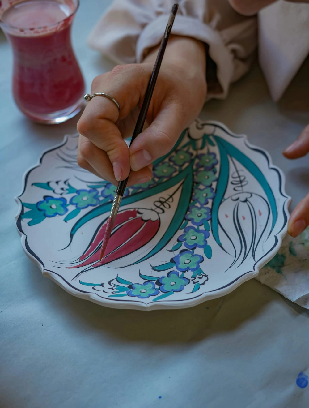 Freunde bemalen Keramikstücke im Studio-Café